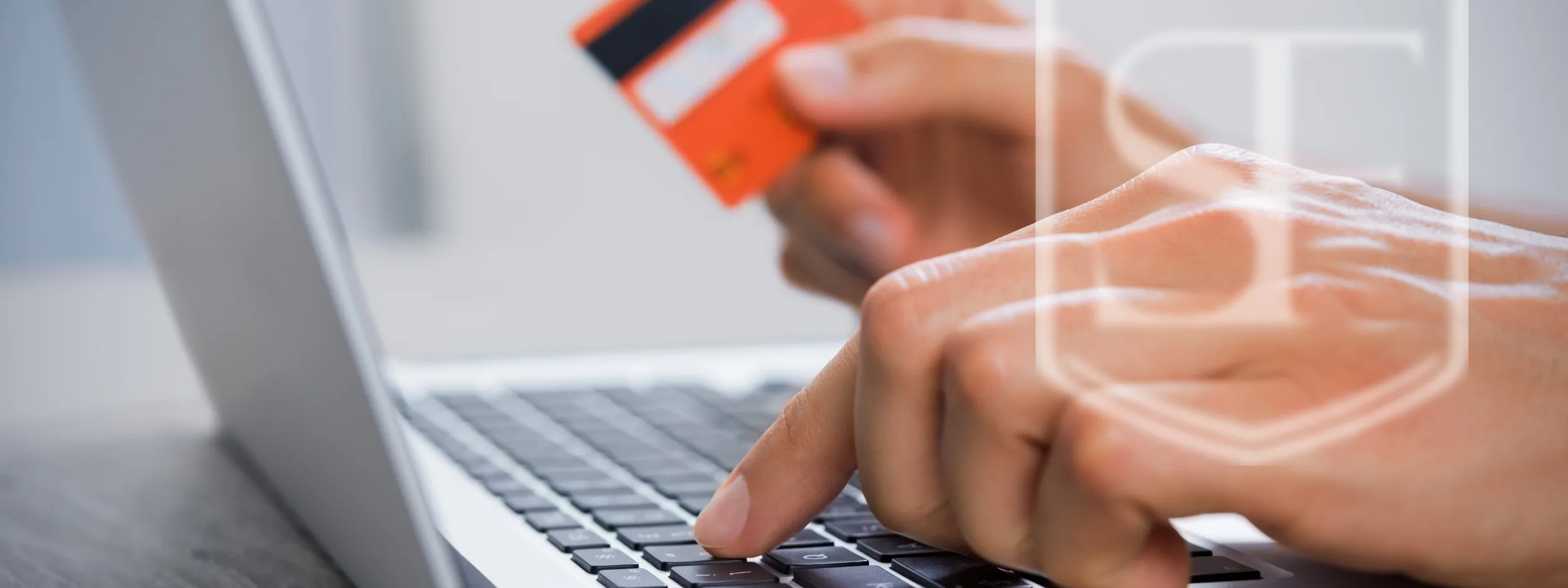 Como posso evitar fraudes ou golpes ao fazer compras, ou contratar serviços?